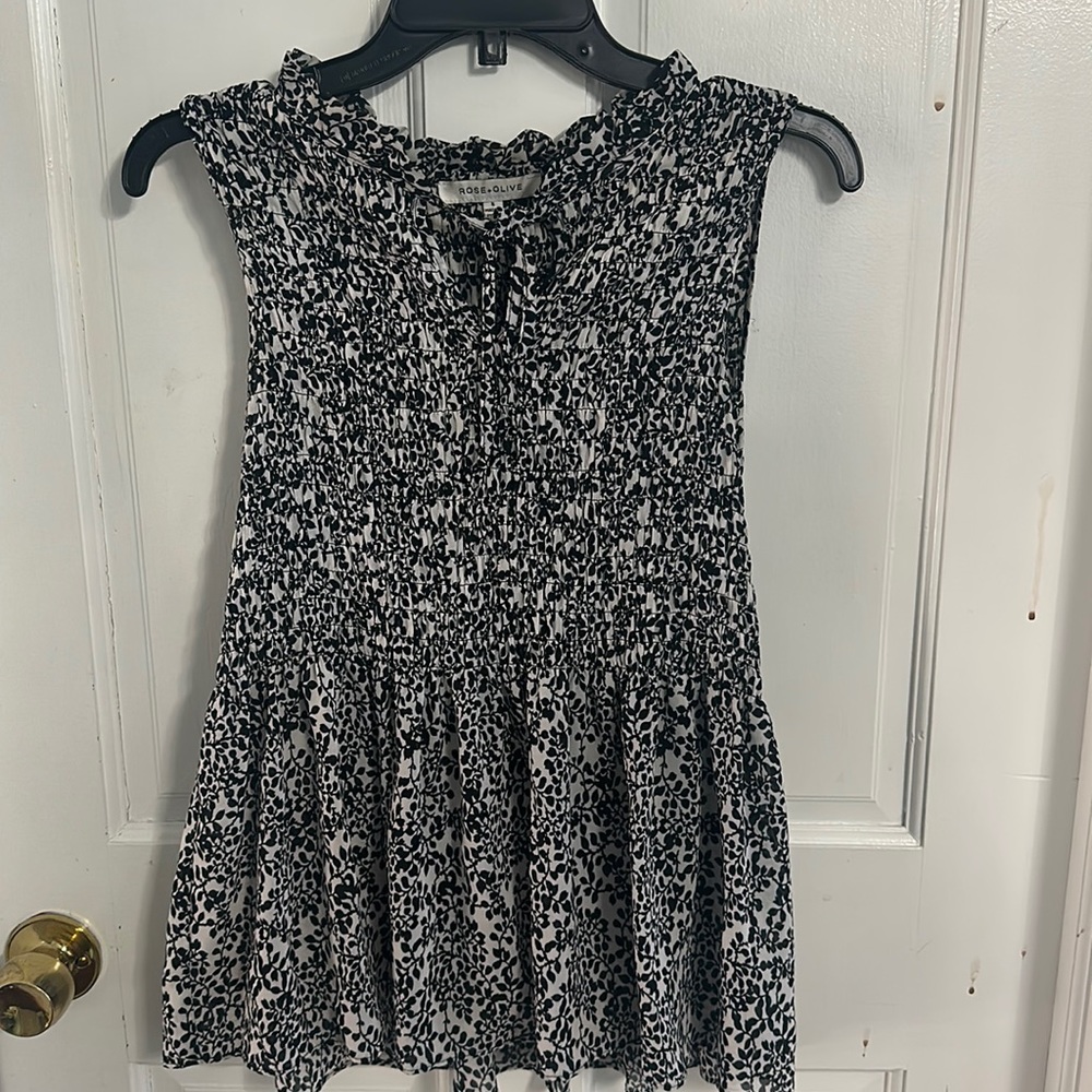 Rose + Olive tank top blouse size small black & white print